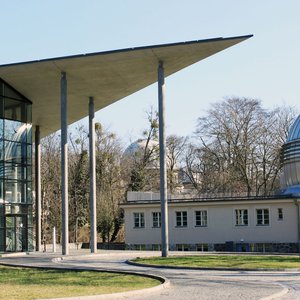 Der Babelsberger Campus des AIP an einem sonnigen Tag. Links ist das Schwarzschildhaus, in der Mitte im Hintergrund die Kuppel des Humboldthauses und rechts das Leibnizhaus sichtbar.