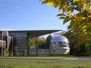 Schwarzschildhaus (links) und Bibliothek...