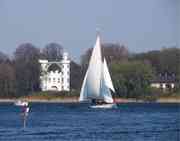 Pfaueninsel mit Schloss. Blick entlang d...