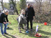 Potsdamer Hortkinder basteln Wasserraket...