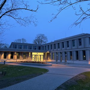 Gebäude bei Nacht, Eingangsbereich hell erleuchtet