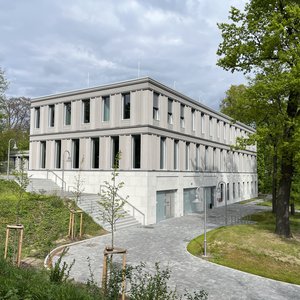 20250422-Kirchhaus-SuedWest-Strassenseite-IMG_7125