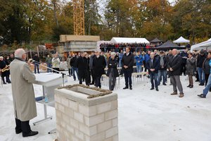 Viele Menschen auf Baustelle