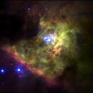 Der Orionnebel mit grün/rotem ionisierten Gas und blauen Sternen