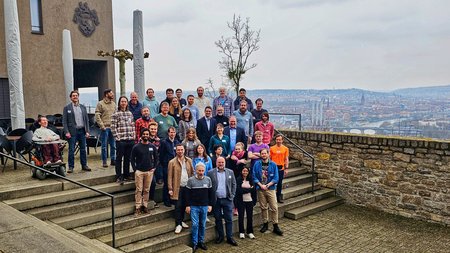 Relativistische Jets in Aktiven Galaxien