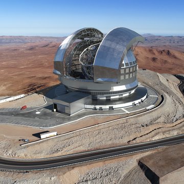 Berglandschaft mit großem Teleskop mit geöffneter Kuppel