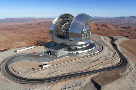 Berglandschaft mit großem Teleskop mit geöffneter Kuppel