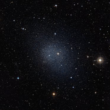 Dunkler Sternhimmel mit "Fleckchen" in der Mitte, das aus vielen Sternen besteht