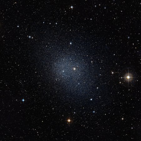 Dunkler Sternhimmel mit "Fleckchen" in der Mitte, das aus vielen Sternen besteht