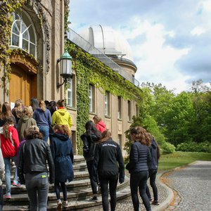 Eine Gruppe Schülerinnen betritt das Humboldthaus.