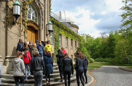 Eine Gruppe Schülerinnen betritt das Humboldthaus.