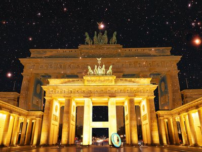 Composite image: Brandenburg Gate in front of a starry sky with a 0 leaning against a highlighted "H" of the gate.