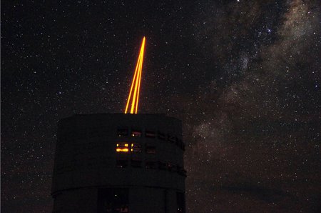 Scharfe Aufnahme des Nachthimmels in der chilenischen Atacamawüste