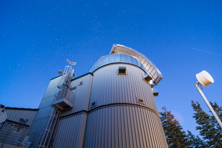 Teleskopgebäude mit Abendhimmel