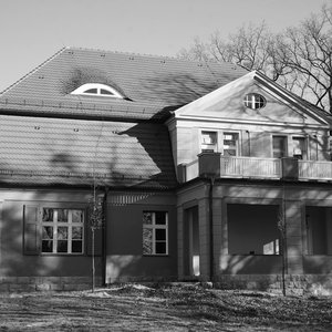 Großes Gebäude mit Terrasse