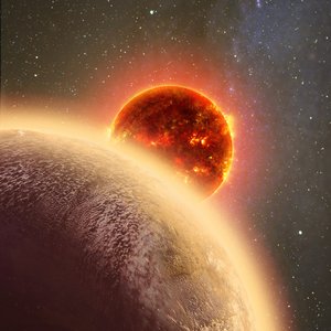 Felsiger Planet mit Atmosphäre vor einem Stern