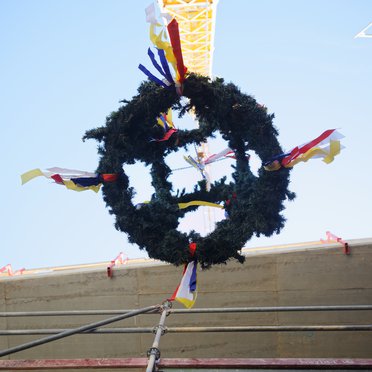 Topping out wreath seen from below.