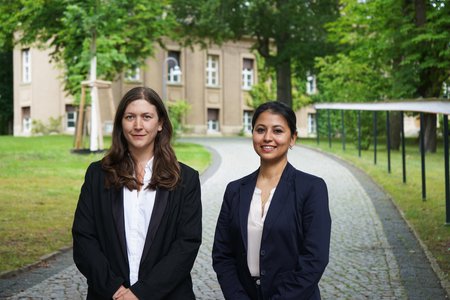 Zwei Frauen in einer parkähnlichen Gegend